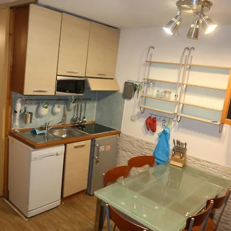 - Inout - 6 Beds Flat Lez-612