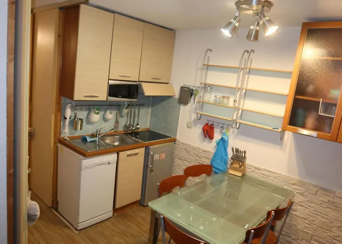 - Inout - 6 Beds Flat Lez-612